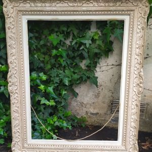 Cadre Montparnasse en bois sculpté patine claire