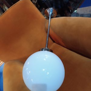 Luminaire Vintage 60/70 Globe en Verre Blanc / Monture Chromée